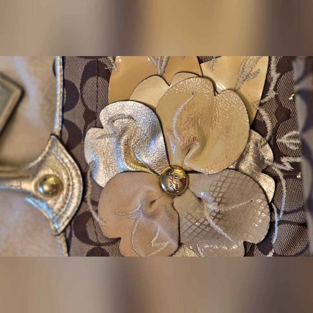 Coach Signature Brown Handbag with leather embroidered flowers - Picture 3 of 11